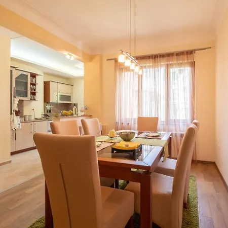 Pick! Spacious 2 Bedroom *